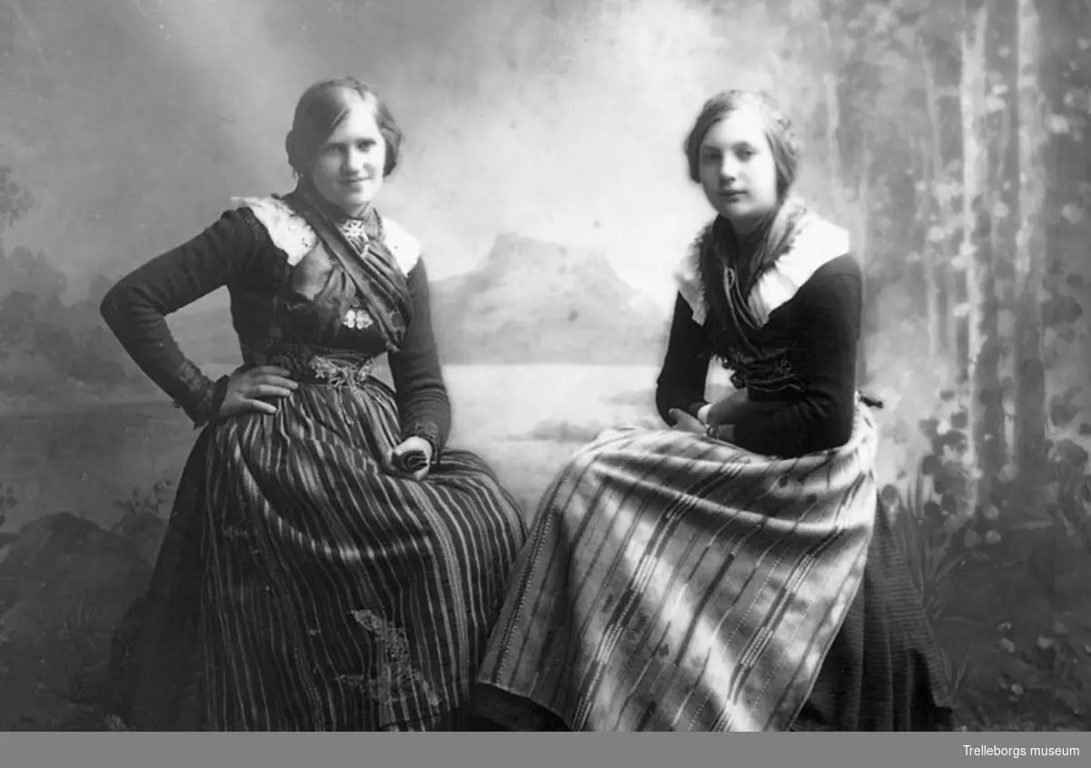 Tea Gertsson och Natalia Nilsson. Nationaldräkter, Vemmenhögs härad, visade på Baltiska utställningen i Malmö 1914.