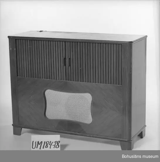 471 Tillverkningstid 1940-TAL
410 Mått/Vikt !B.103    H.81  DJ.40
106 OCM *207-405
10 Radiogrammofon, märkt: " Philips Grammofone.Typ 2975/21v  växelström
20 50p/s " "Made in Sweden".