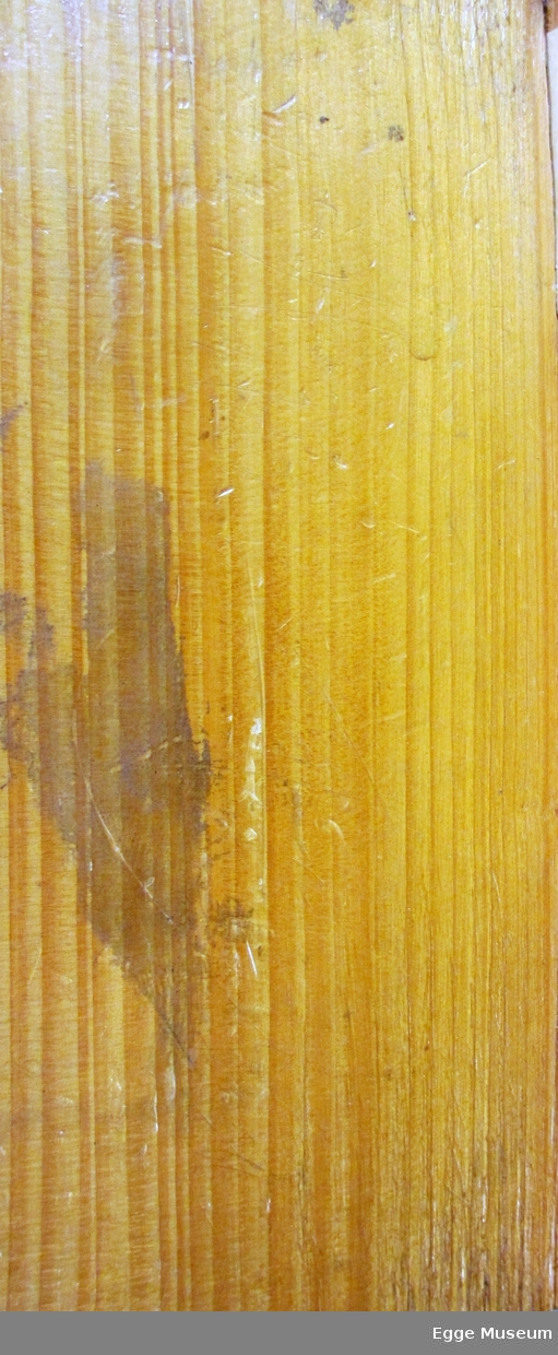 Vedprøve fra Amerikansk hvitgran som viser to radialsnitt, et tangentialsnitt og tverrsnitt. Prøven er med bark. Alle snitt (med unntak av det nedre tverrsnitt) er pusset og lakkert. Artsnavn er skrevet på pålimte papirlapper merket Statens skogskole. Brukt i undervisninga ved Skogskolen på Steinkjer.