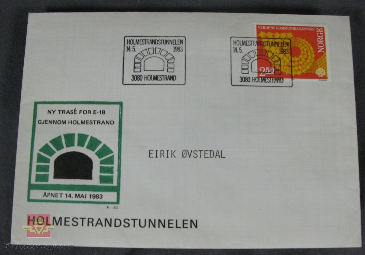 Konvolutt med frimerke og stempel som viser til vegåpningen av Holmestrandtunnelen  den 14. mai 1983.
Også merket med EIRIK ØVSTEDAL.
Inne i konvoltten ligger det en historisk oversikt utarbeidet av Nordre Vestfold Filatelistklubb.