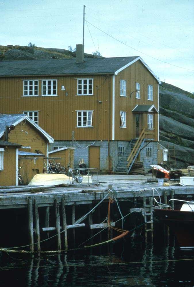 Landskap. Parti fra havna, kaianlegg og rorbuer et sted i Lofoten.


















































































































































































































































