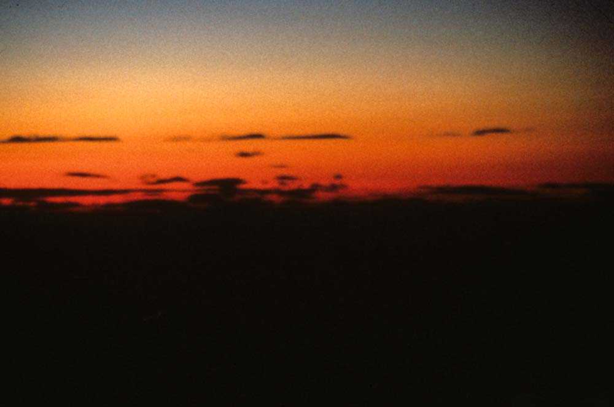 Landskap. En kveldshimmel farget rød av solen som går ned et sted langs vår langstrakte kyst. Fotografert fra et Widerøefly.




























































































































































































































