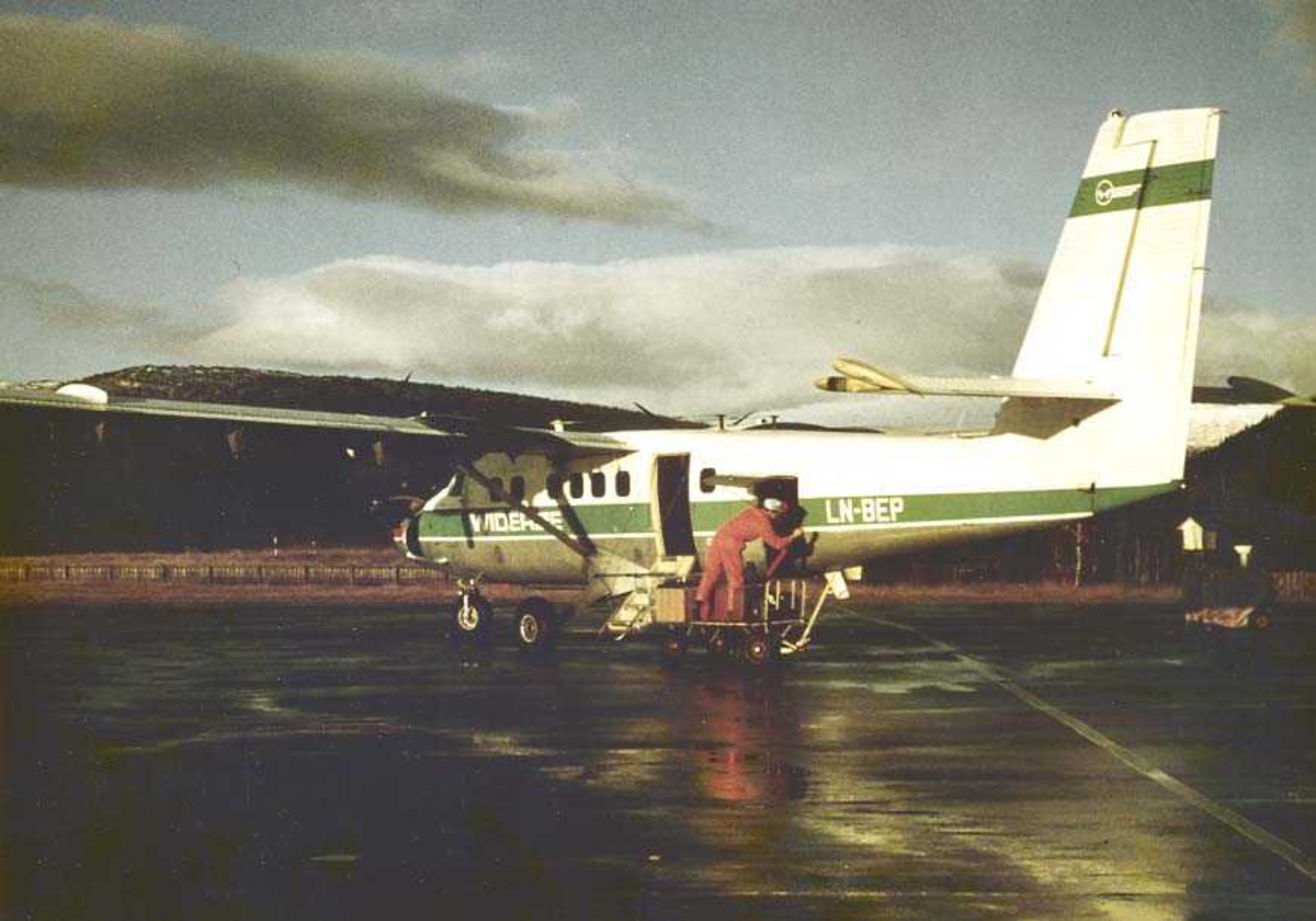 Lufthavn/Flyplass. Røssvold/Mo i Rana. Et fly, LN-BEP, DHC-6 / Twin Otter fra Widerøe.