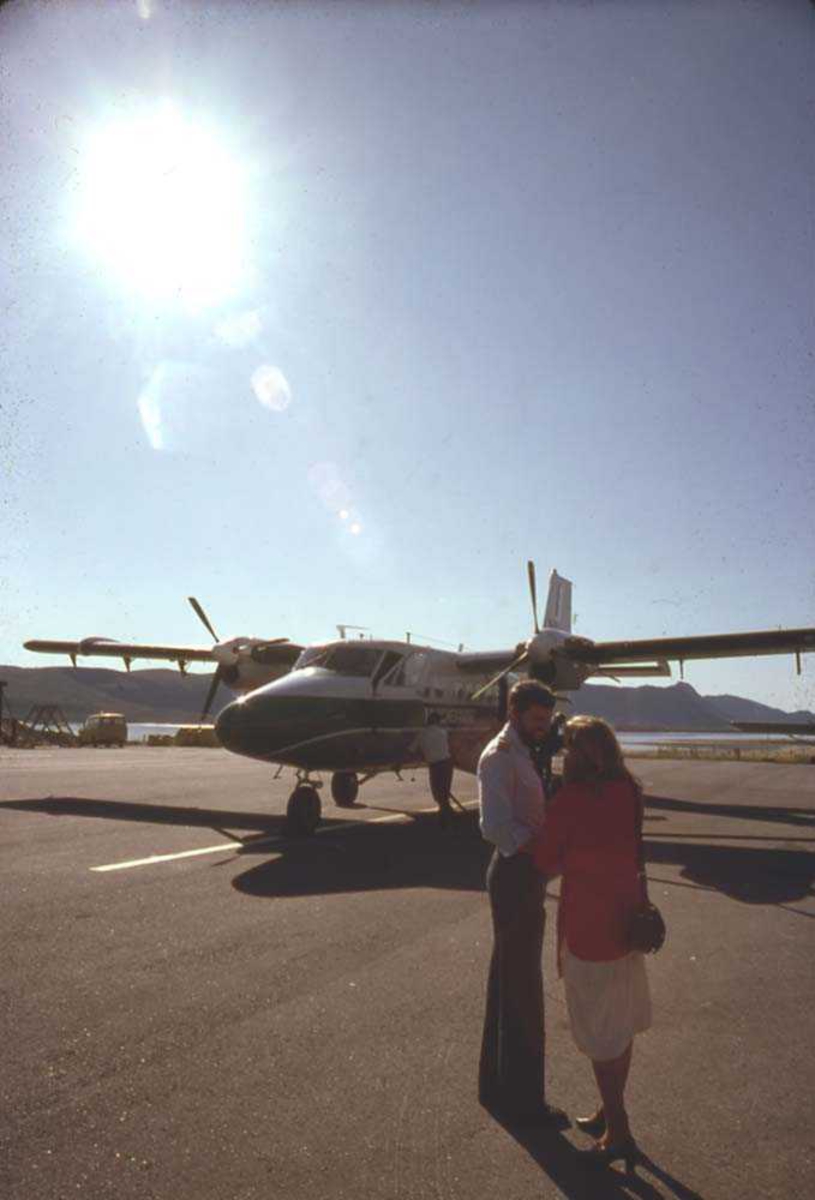 Lufthavn/flyplass. Stokmarknes/Skagen. Et fly, DHC-6-300 Twin Otter fra Widerøe. I forgrunnen flykaptein og reporter.