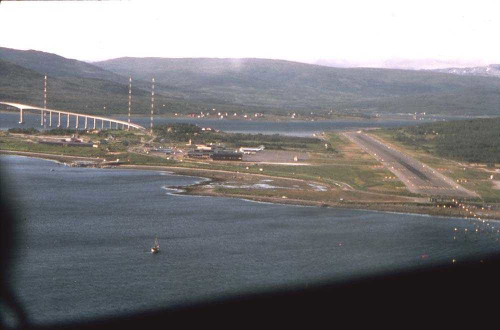 Lufthavn/flyplass. Tromsø/Langnes. Runway 01. Kvalsundbrua til venstre på bildet.