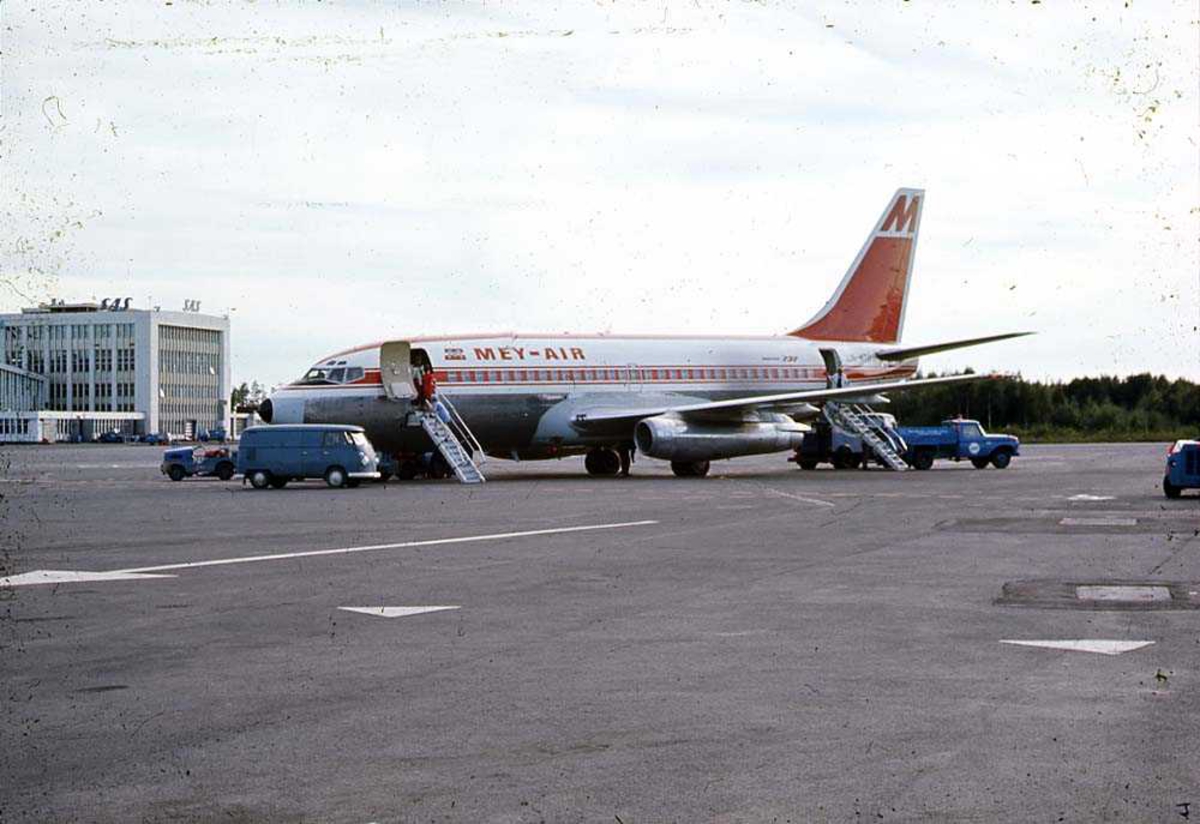 Lufthavn. Ett fly på bakken, Boeing 737-2H5 LN-MTC fra Mey-Air. - Norsk ...