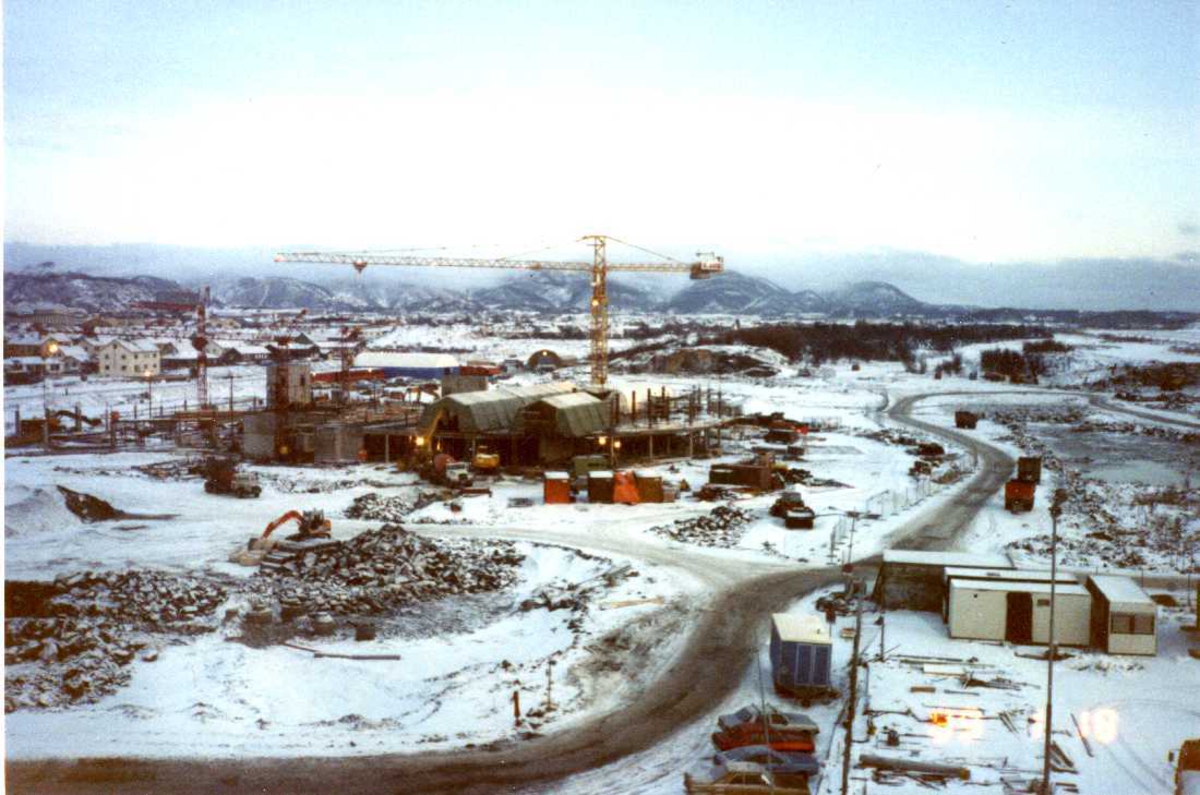 Lufthavn - flyplass. Bodø nye Lufthavn. Vinterbilde. Utgravingen er ferdig og byggingen påbegynt. Anleggsmaskiner i virksomhet. I bakgrunn deler av bebyggelsen i vestbyen.