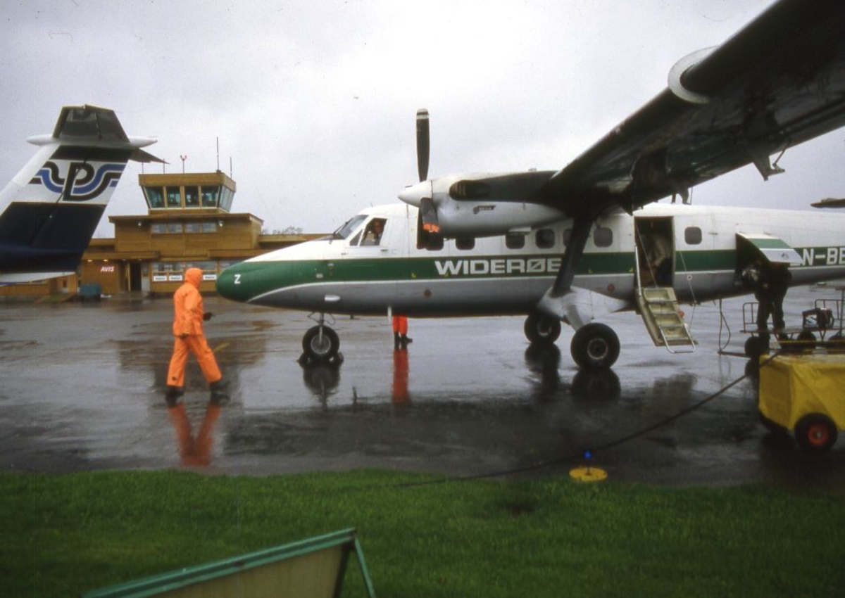 Lufthavn (flyplass). To fly, LN-BEZ, DHC-6-300 Twin Otter fra Widerøe og halepartiet på LN-PAG, Beech Super King Air fra Partnair. To personer på oppstillingsplassen (tarmac).