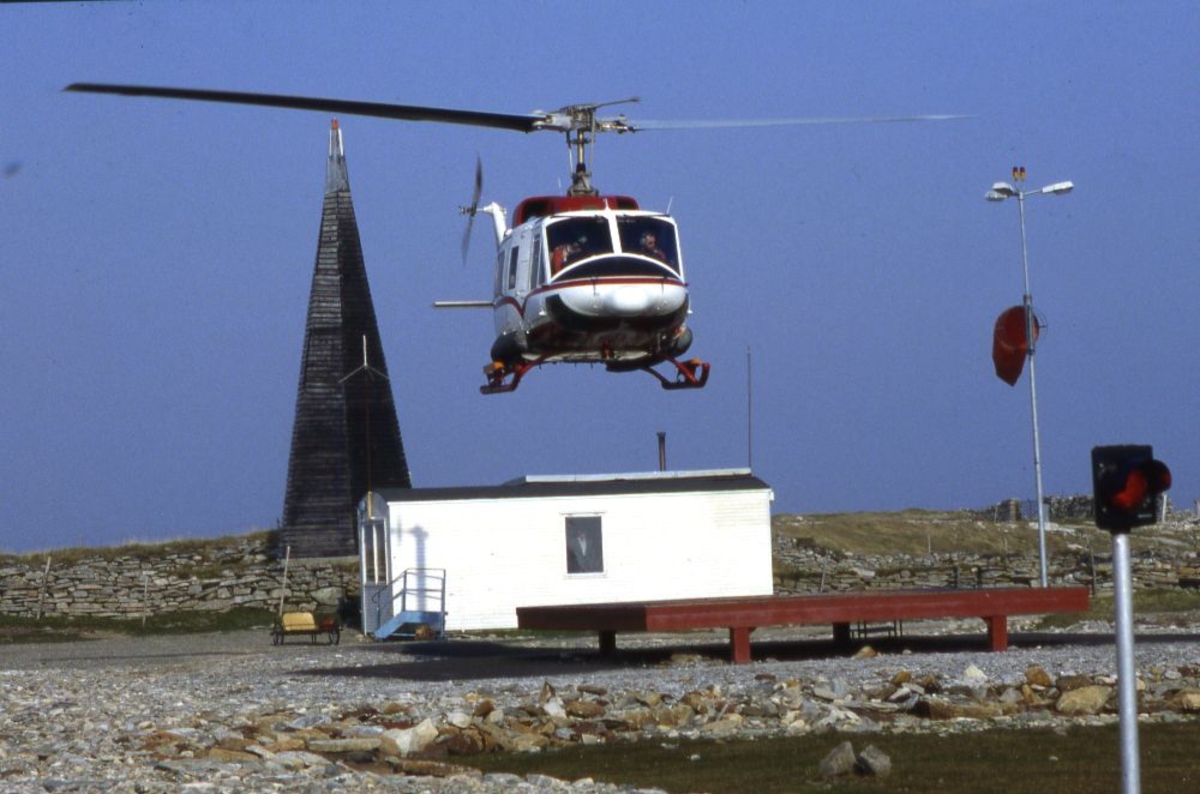 Lufthavn (heliport).  Et helikopter, LN-OSC, Bell 212 fra Helikopter Service letter (take off) fra heliporten. Opererer Widerøe rute.