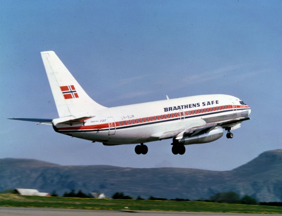 Lufthavn/Flyplass. Et fly, LN-SUM, Boeing 737 fra Braathens SAFE går inn for landing.