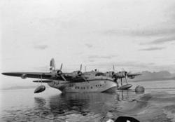 Ett fly på havet fortøyd i bøye, Short S. 25 Sandringham Mk.