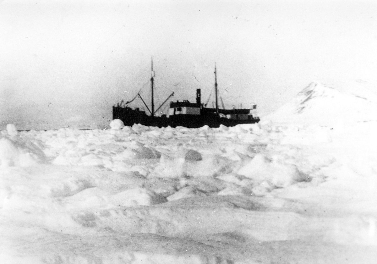 Ishavsfartøyet "Forsete" ved Iskanten. 