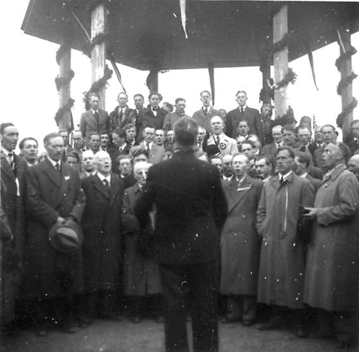 Frigjøringsdagene i Bodø etter krigen 1940 - 1945. Pyntet paviljong med sangkor, ant. fra Solparken.