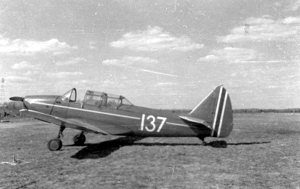 Åpen plass, ant. lufthavn. ett fly på bakken, Fairchild PT-19A-FA (Cornell) merket 137.