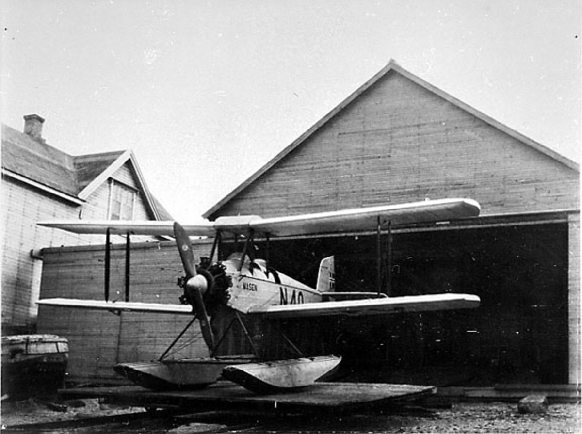 1 fly på land, Sããski N-40 "Måsen" fra Gidsken Jakobsen, Narvik. Bygning, hangar, bak.