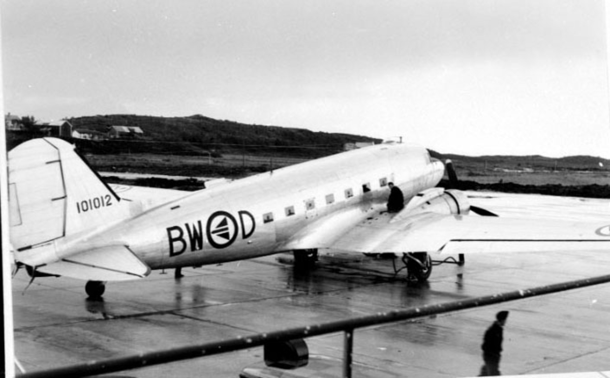 Lufthavn, 1 fly på bakken, Douglas DC-3 Dakota C-47A-75DL BW-D (T-AR) fra RNoAF
