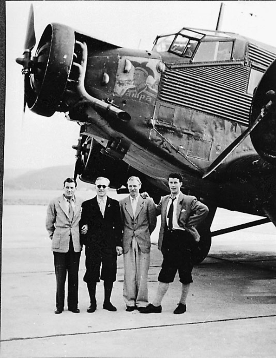 Portrett, 4 personer stå foran et fly, Junkers "Jåmpa"? (bilde av same på nesepartiet) 