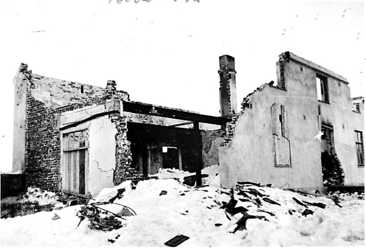 Ruin av bygning. Bodø etter bombingen under 2. verdenskrig. Snø på bakken