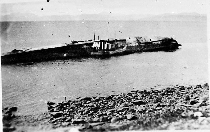 Skipsvrak ved strandkanten, fiskefartøy e.l. ved vraket. Narvik under 2. verdenskrig