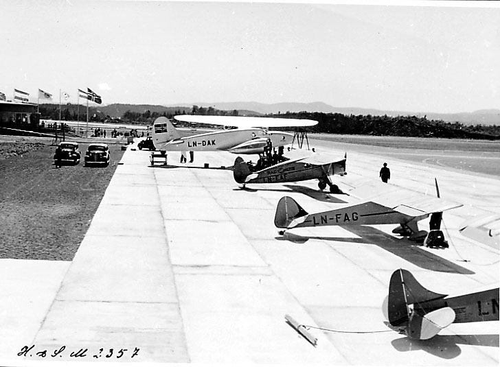 Lufthavn, 4 fly på rekke, nr. 2 foran, Taylor-Young Taylorcraft A LN-FAG. Bak LN-EAF og LN-DAK