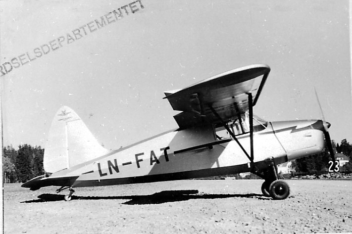 Lufthavn, 1 fly på bakken, K.Z. III U.2, LN-FAT, fra Chr. Fr. Walter.