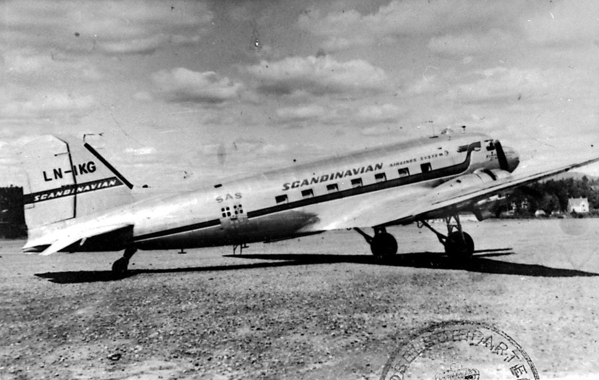 Lufthavn, 1 fly på bakken, Douglas DC-3C-S1C3G Dacota, LN-IKG "Guttorm Viking" fra DNL A/S Oslo.