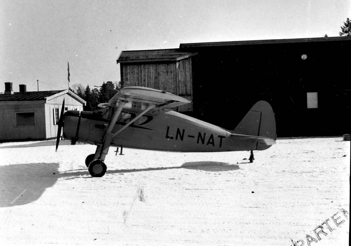 Lufthavn, 1 fly på bakken, Fairchild Argus II UC-61-A LDB 165 LN-NAT, fra Øyvind Ofstad, Oslo. Snø på bakken.