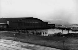 Lufthavn - flyplass. Militært personell. Oppstilling. Mange 