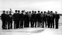 Lufthavn - flyplass. Militært personell.  Mange personer, me