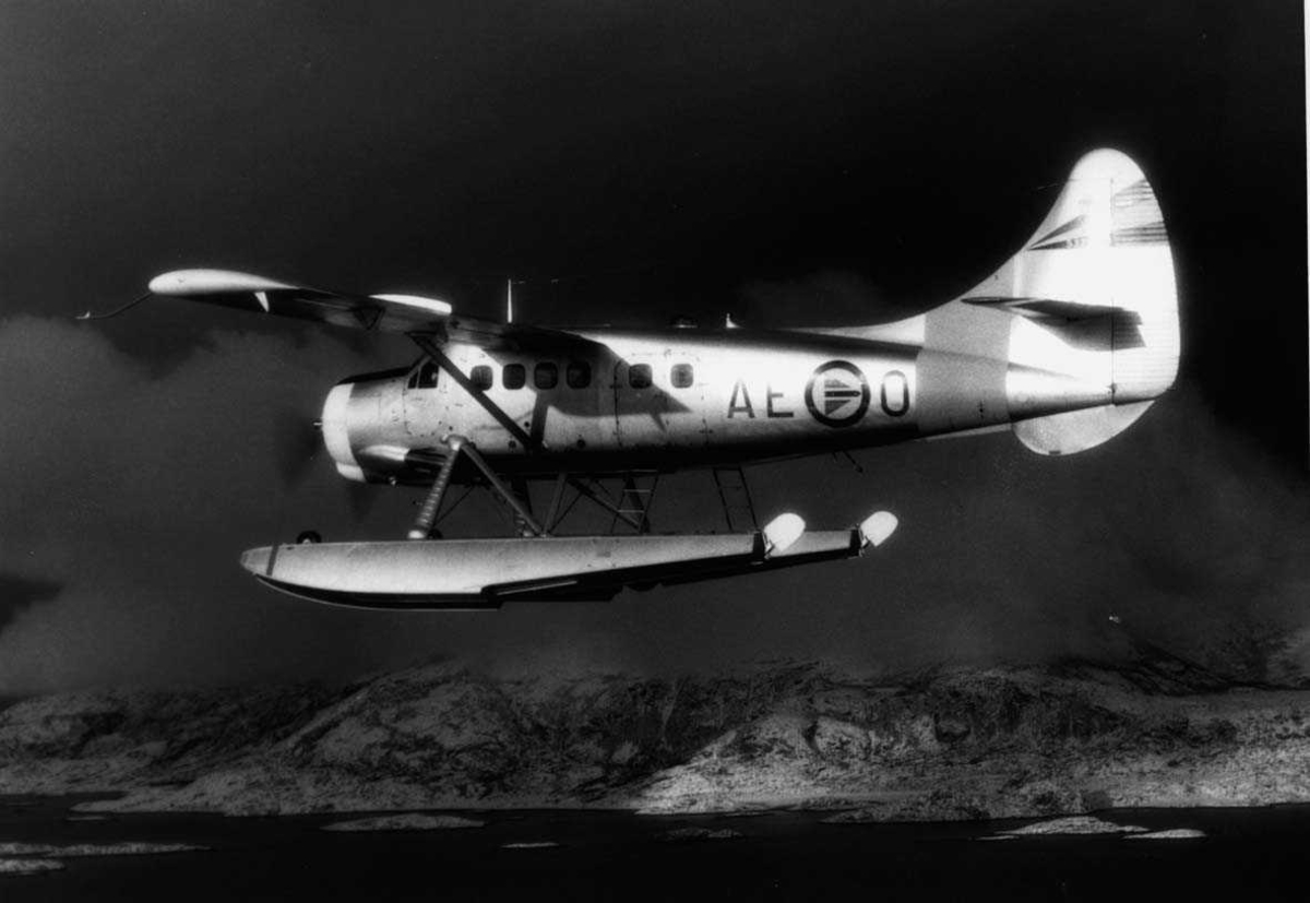 Luftfoto. Ett fly,De Havilland DHC-3 Otter O-AE ser no 53-29  med flotører.