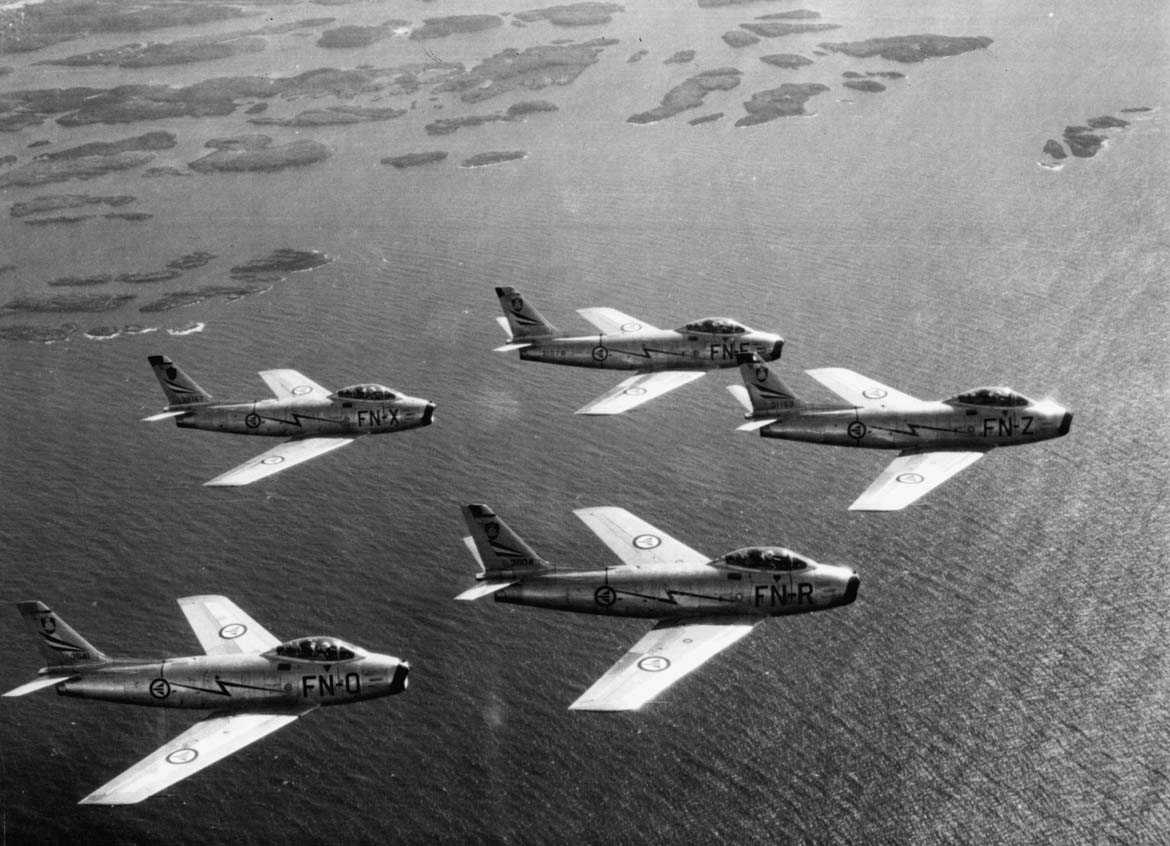 Luftfoto av fem F-86F Sabre tilhørende 331 skv  i formasjon. 
FN-O ser 53-1141
FN-R ser 53-1104
FN-F ser 53-1078
FN-X ser 52-5167
FN-Z ser 53-1169
Se også NL.03010013-14-15
                NL.04160038-39-40
                NL.99330067
