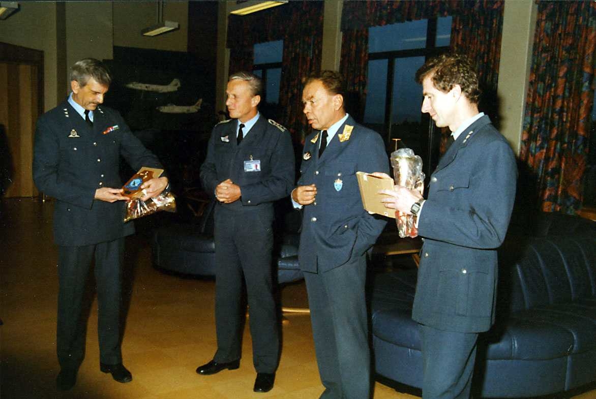 Gruppe.  Fire personer i uniform, to med premier tildelt av sjef LFK og Stasjonssjef. 