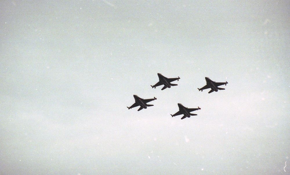 Militærfly.
Norsk Luftfartsmuseums åpning militære del. Fire F-16 i flyr formasjon over byen.