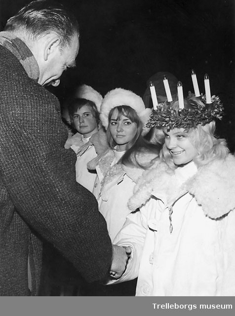 Trelleborgs Lucia 1965 Anita Larsson hälsar på Ingvar Björkman. I mitten Elsa Margareta Kellner Solli f. Persson.