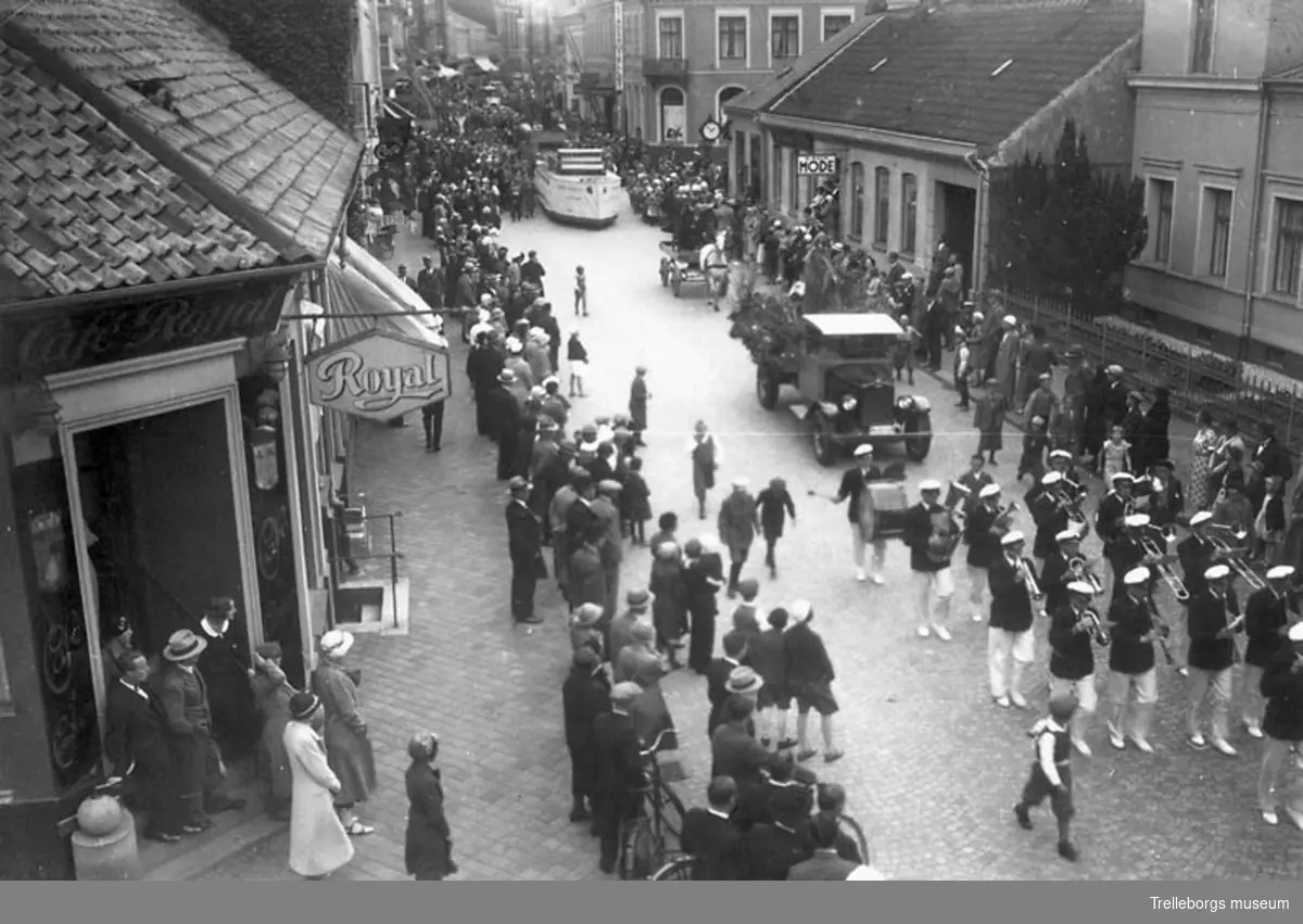 Torgfesten 1934. Festtåget passerar Algatan. Främst i kortegen paradera en musikkår. Negativ 70:1276.