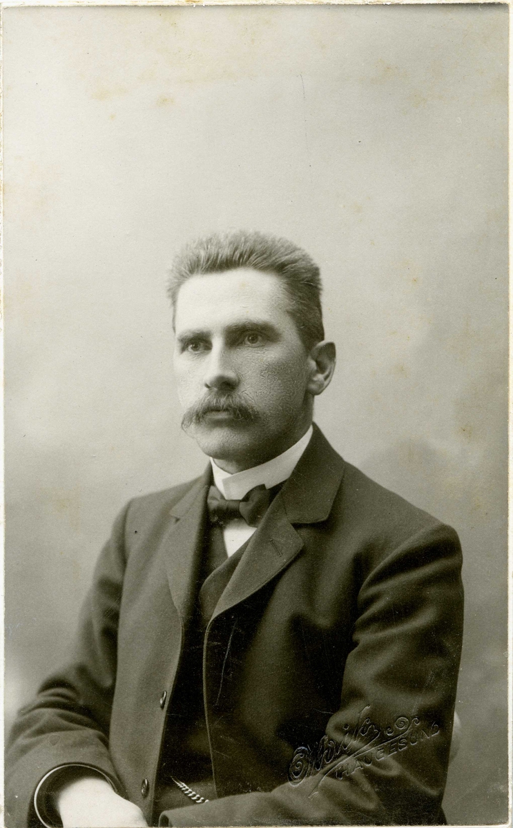Portrett - Lektor M. Mortensen.
