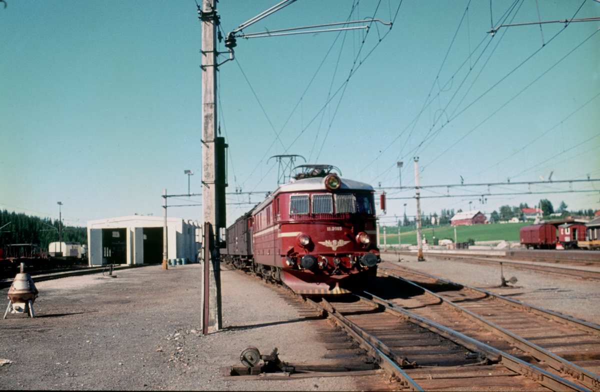 NSB elektrisk lokomotiv El 11 2085 skifter bort personvogner fra skoletoget på Eina stasjon.