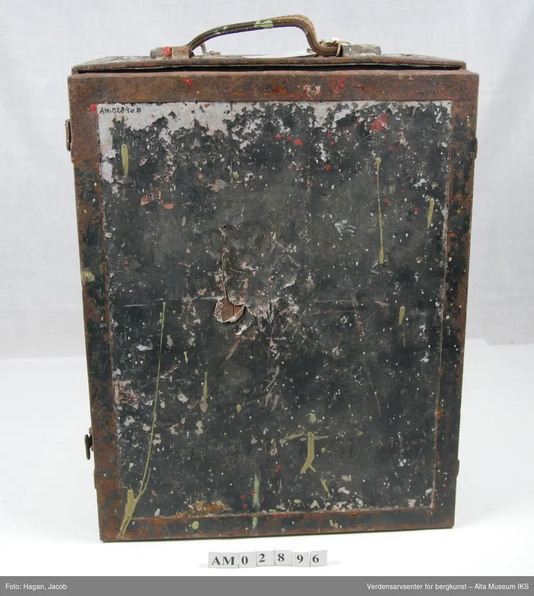 Form: Bærbare kasser m/handtak og avhektbar frontplate

tysk krigsmateriell fra 2. verdenskrig. Med diverse sender/mottakerfunksjoner