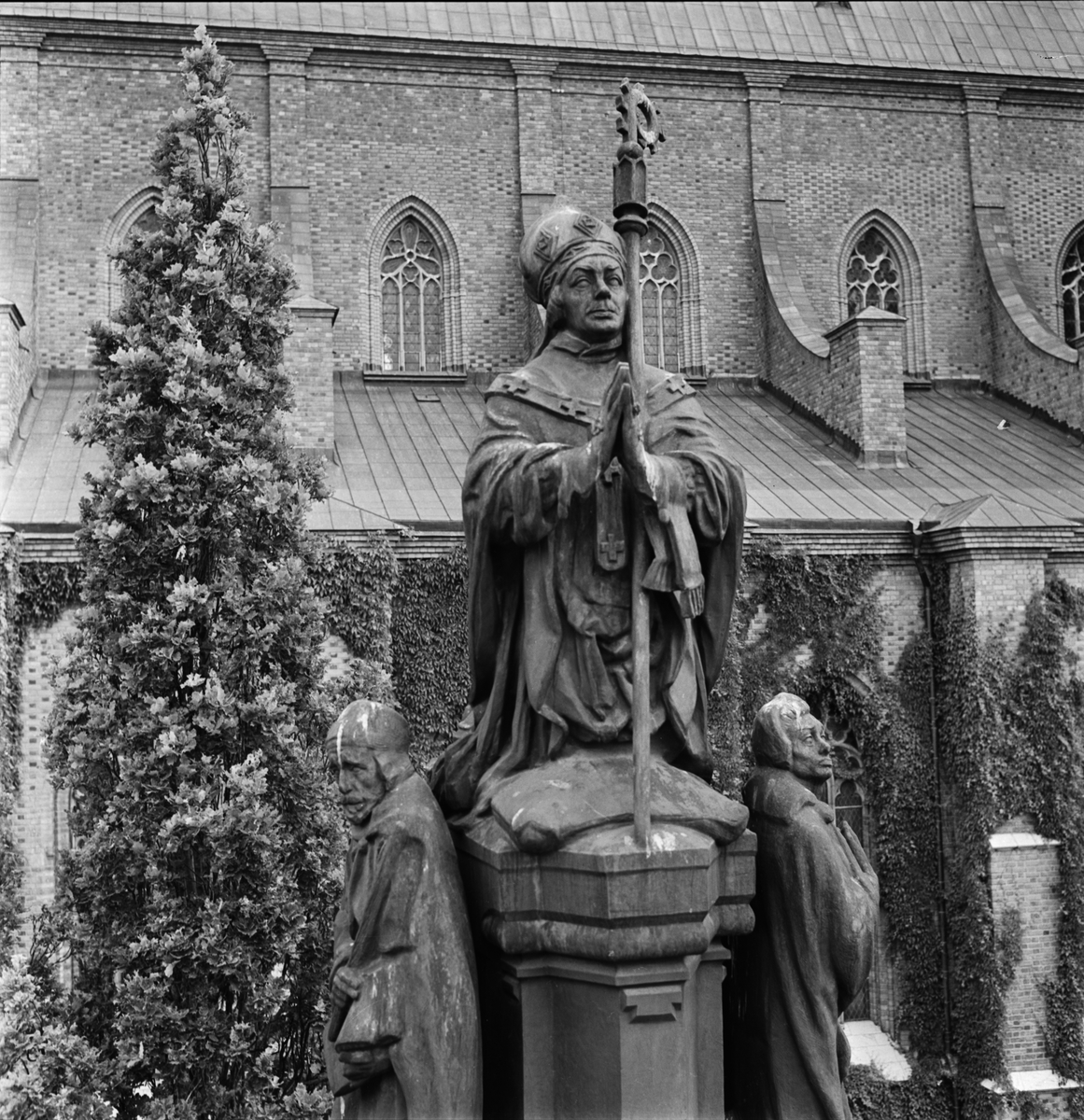 Staty av ärkebiskop Jakob Ulvsson vid Uppsala domkyrka Upplandsmuseet