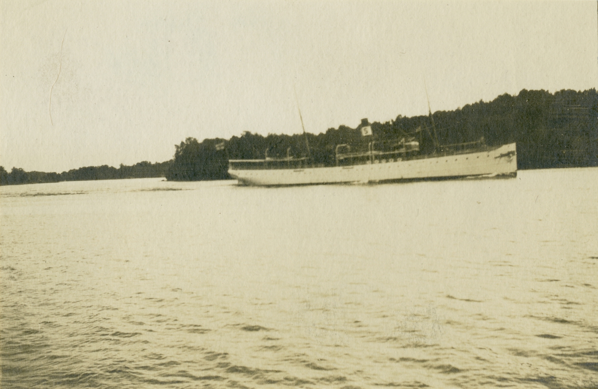 Passagerareångfartyget BIRGER JARL av Stockholm under gång i skärgården.