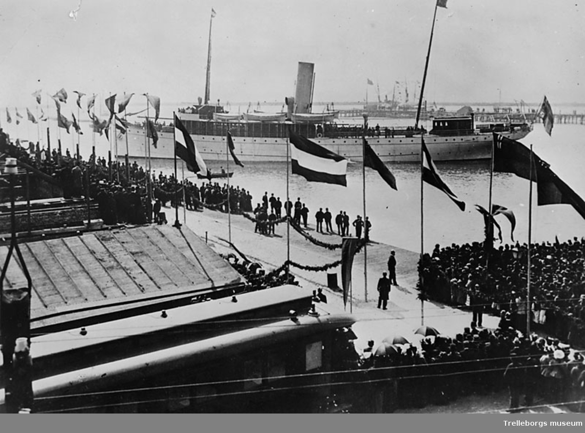Postångaren Rex i hamnen på invigningen av Trelleborg-Sassnitz-leden den 30/4 1897.