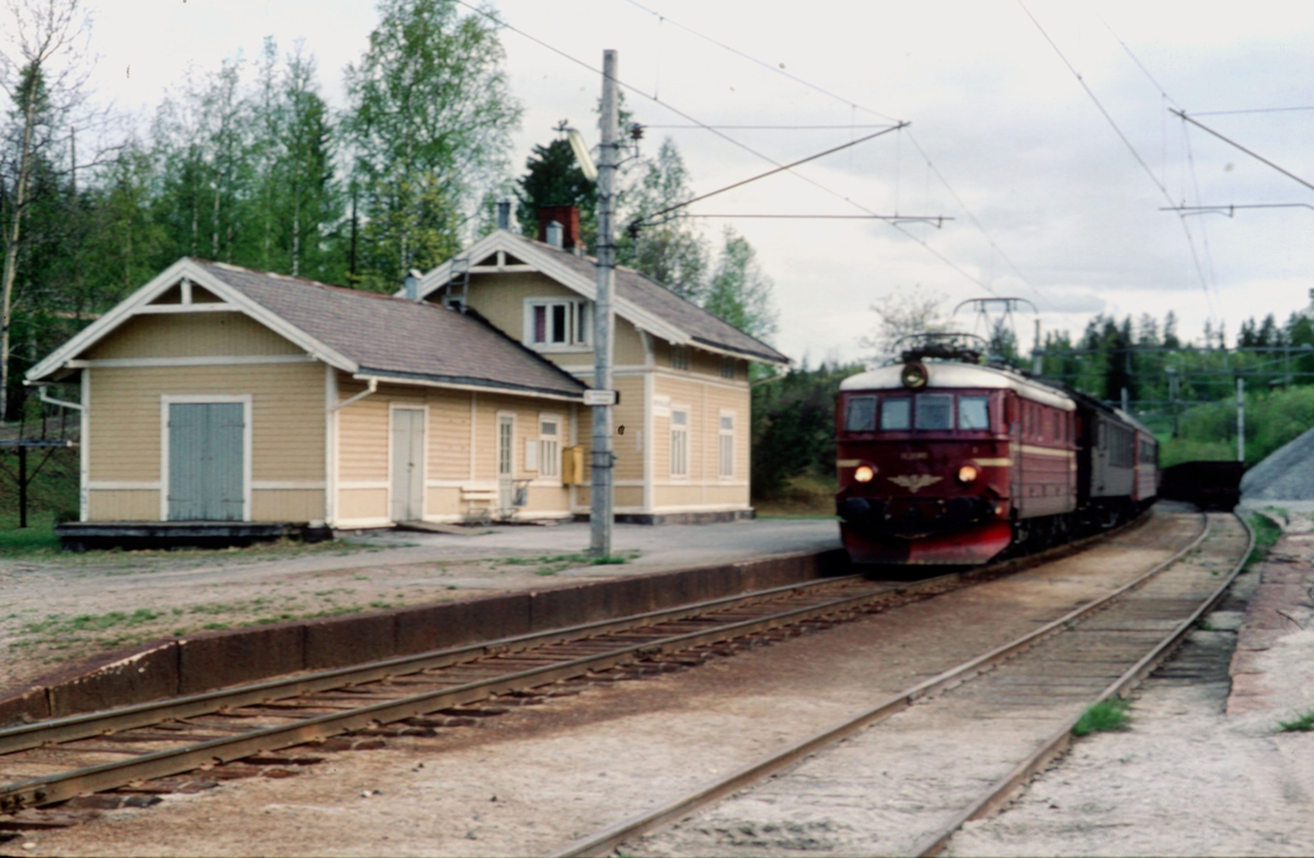 Persontog 208 Gjøvik - Oslo Ø på Breiskallen stasjon.