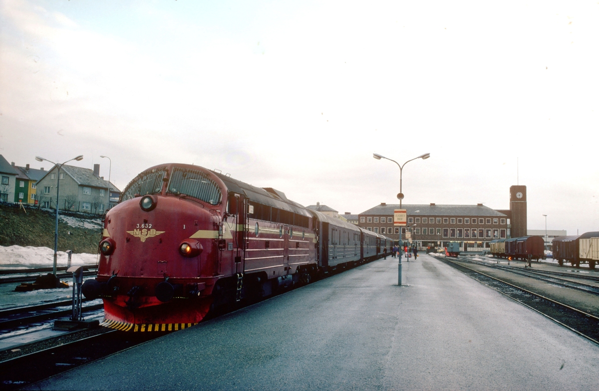 Bodø stasjon. Tog 452, dagtoget til Trondheim, står klar med NSB dieselelektrisk lokomotiv Di3 632.