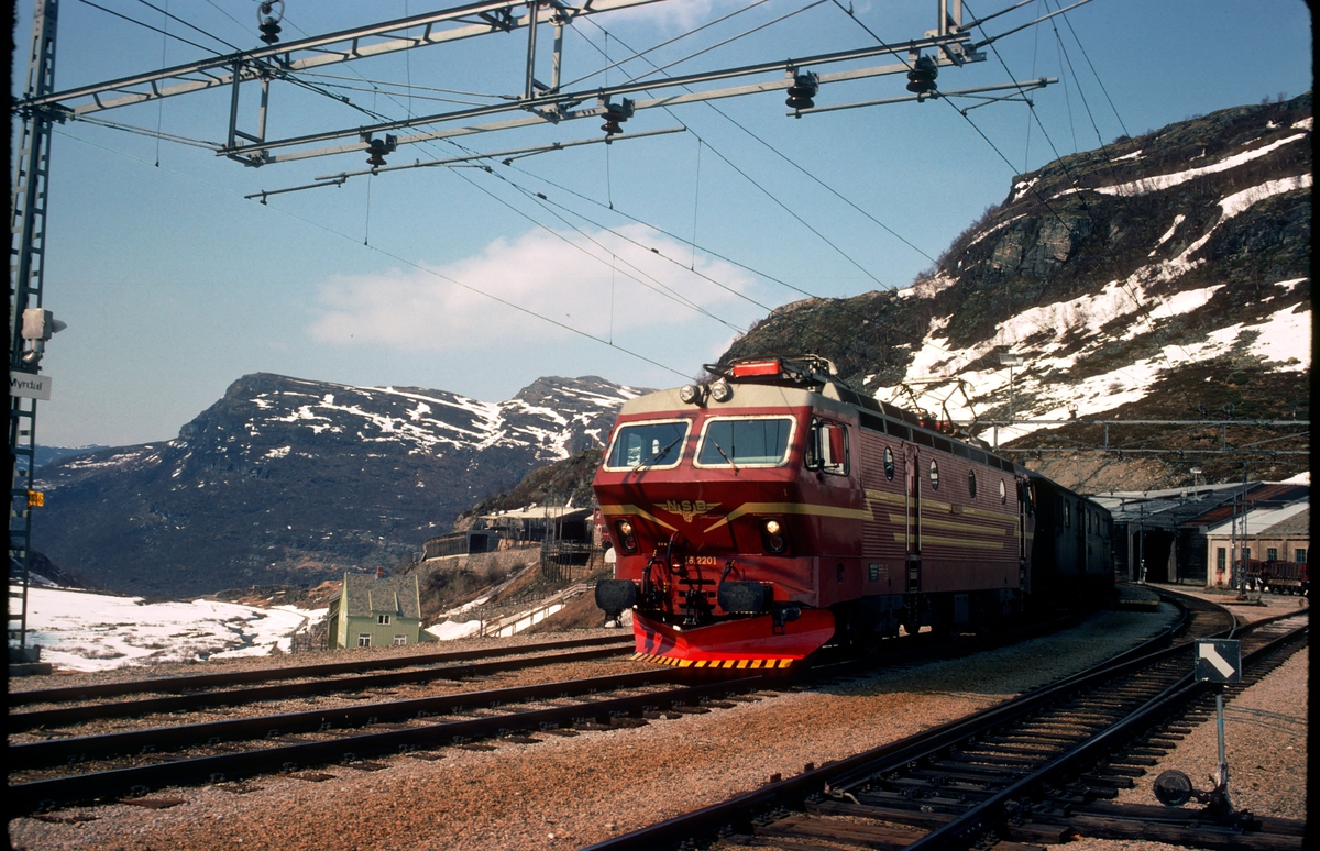 NSB sitt nye elektriske lokomotiv El 16 2201 med tog 601 på Myrdal stasjon. Daghurtigtoget Oslo Ø - Bergen.