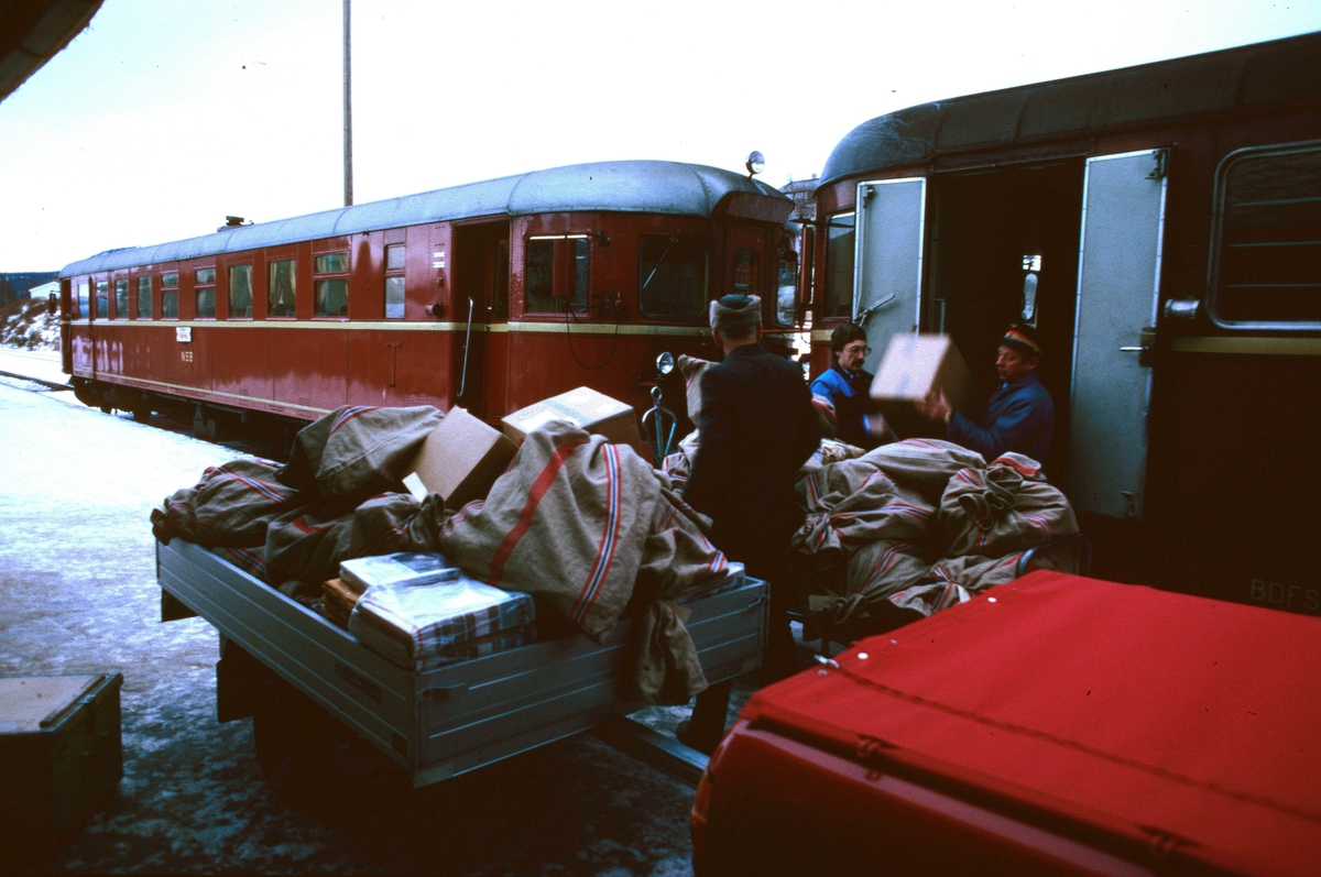 Lemping av post fra tog 371., motorvogna Hamar -Røros på Alvdal stasjon. Toget var postførende og hadde betjent postekspedisjon i styrevogna. Motorvogntype 86 og 91.
