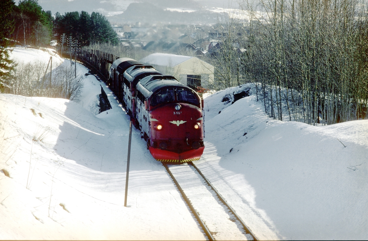 Godstog 5793, Trondheim - Bodø, med to lokomotiver type Di 3 i stigningen fra Stjørdal opp til Skatval.