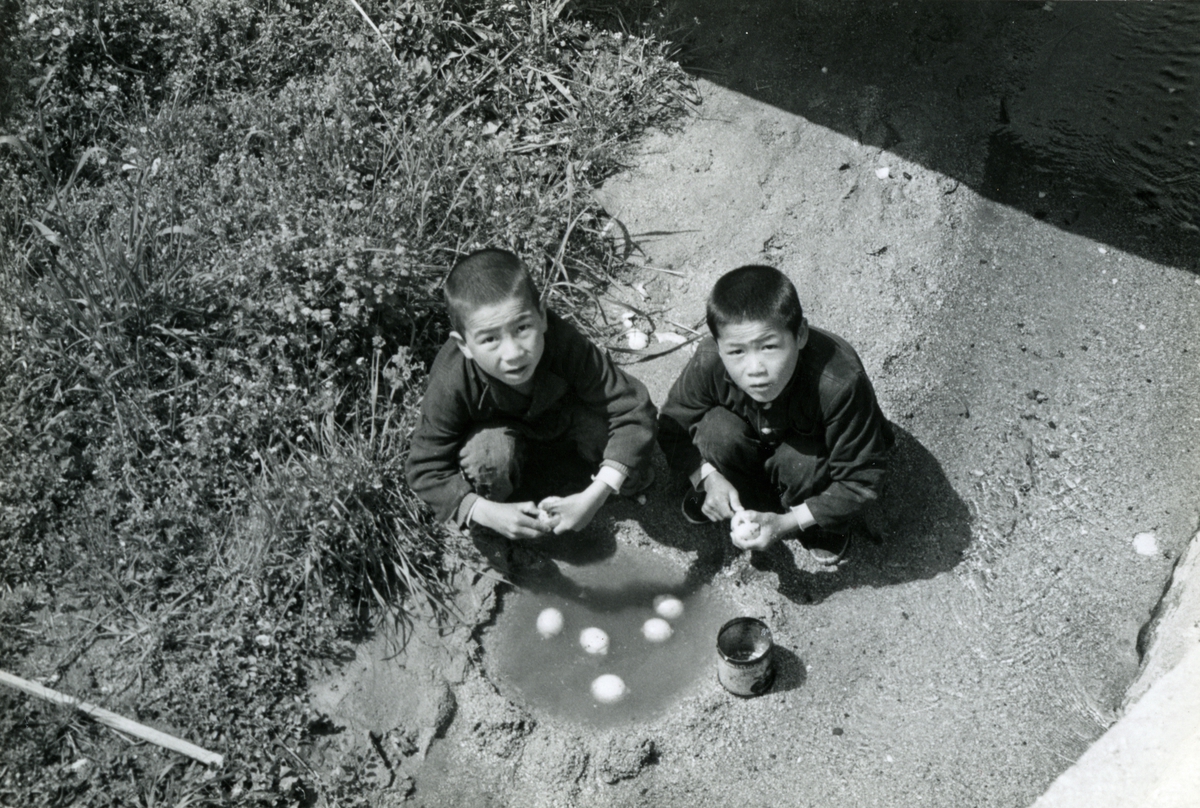 Barn med sitroner. - Mannskapet på T/S 'Kingsville' (b.1956, Lithgows Ltd., Port Glasgo), i Japan etter grunnstøtingen.