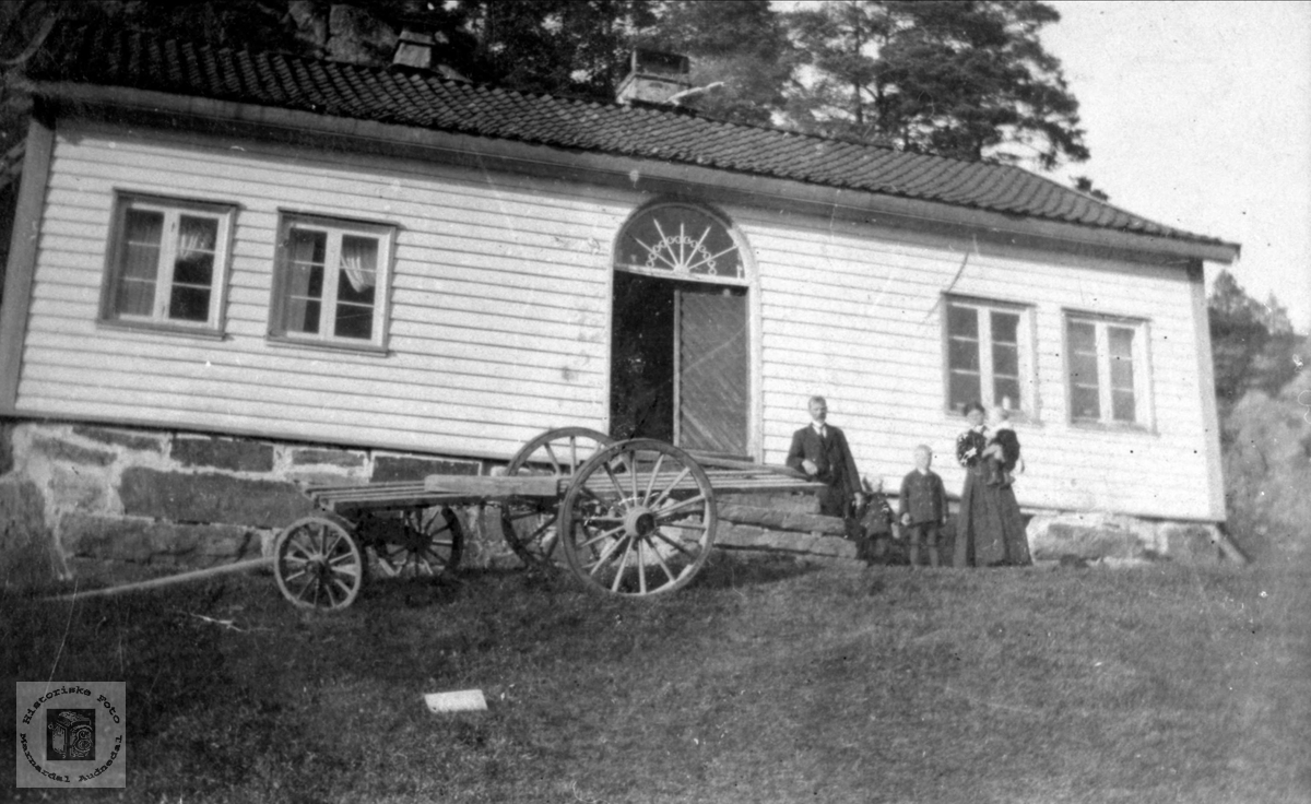 Familiegruppe på Eikså med langkjerre