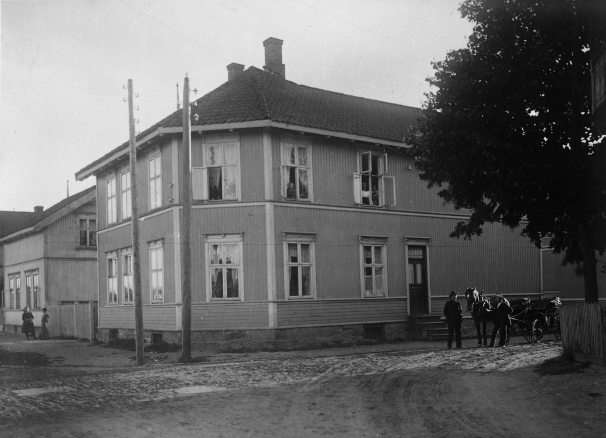 Bloms gate 13, Siljangården. Stort hus med leiligheter og mennesker i Nordre bydel i Skien.