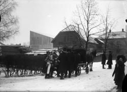 Begravelse. Utenfor gravkapellet i Holbergs gate på Marensro